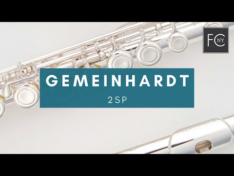 흰색 배경에 Gemeinhardt 2SP 플루트를 보여주는 비디오